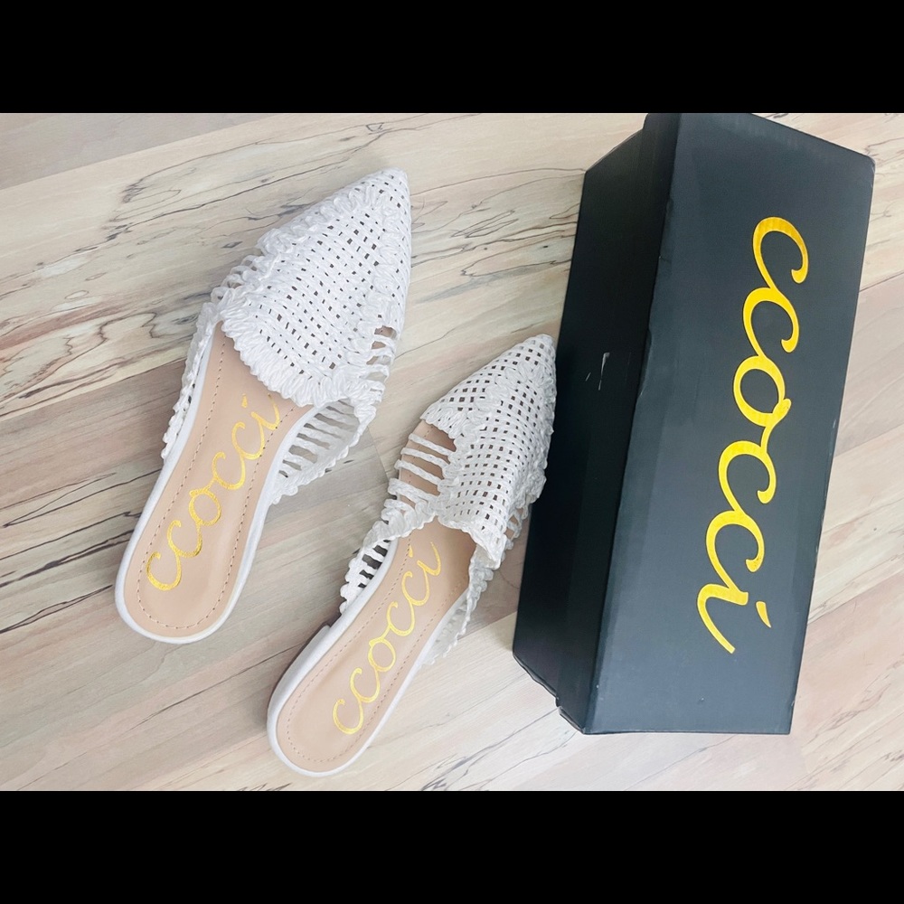 NIB ccocci white raffia flats